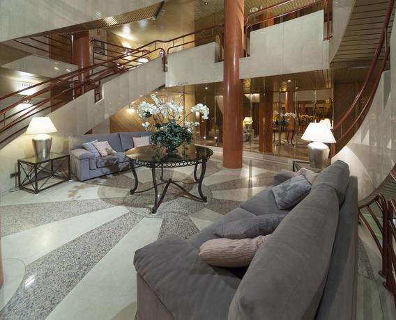 Imagen de los interiores del Hotel Apartahotel Rosales. Foto 7