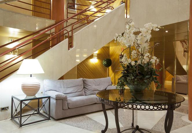 Imagen de los interiores del Hotel Apartahotel Rosales. Foto 8