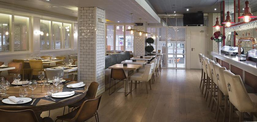 Imagen del bar/restaurante del Hotel Apartahotel Rosales. Foto 2