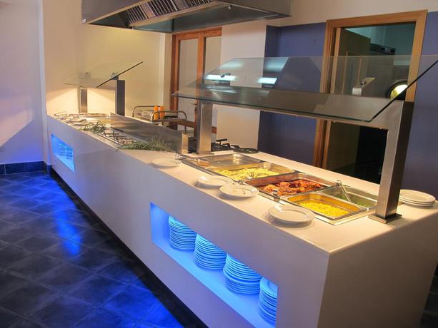 Imagen del bar/restaurante del Hotel Apartamento Balansat Resort. Foto 5