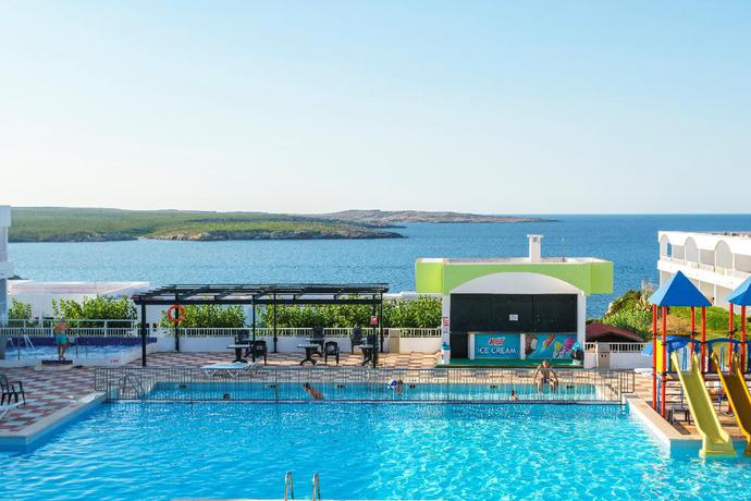 Imagen de la piscina del Hotel Apartamento Beach Club, Son Parc. Foto 17