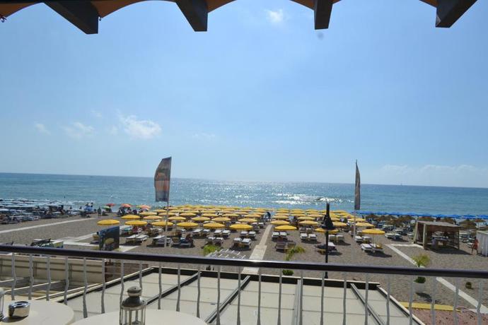 Imagen general del Hotel Apartamento Hof van Holland Carihuela. Foto 13