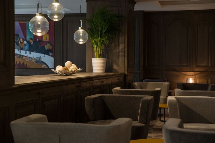 Imagen del bar/restaurante del Hotel Apartamento Les Jardins de Saint-Cloud. Foto 12
