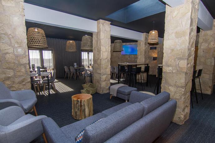 Imagen del bar/restaurante del Hotel Apartamento Pestana Gramacho Residences. Foto 3