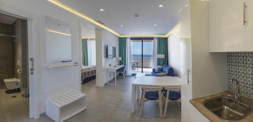 Imagen general del Hotel Apartamento Playa de la Plata. Foto 4