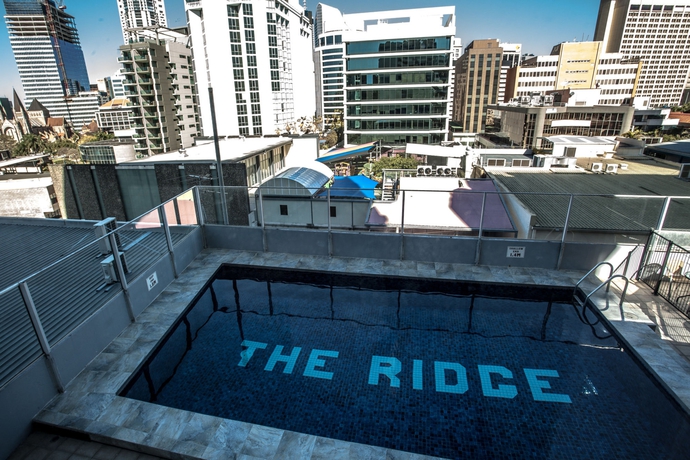 Imagen de la piscina del Hotel Apartamento The Ridge Apartment Hotel. Foto 15