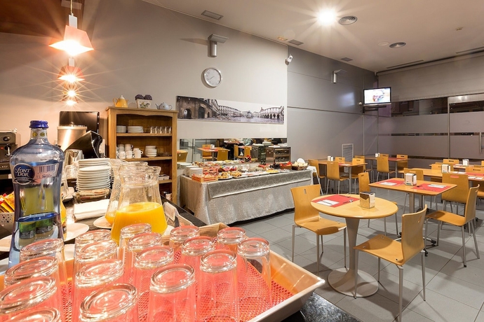 Imagen del bar/restaurante del Hotel Apartamento Torre Monreal Hotel. Foto 3