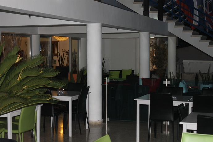 Imagen del bar/restaurante del Hotel Apartamento Vrachia Beach and Suites - Adults Only. Foto 1