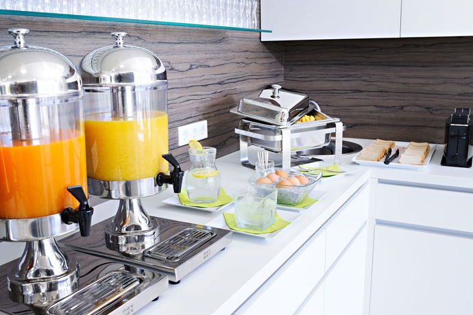 Imagen del bar/restaurante del Hotel Apartamento harry's home M&uuml;nchen. Foto 2