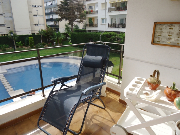 Imagen de los exteriores del Hotel Apartamentos Alba Park Fenals. Foto 4