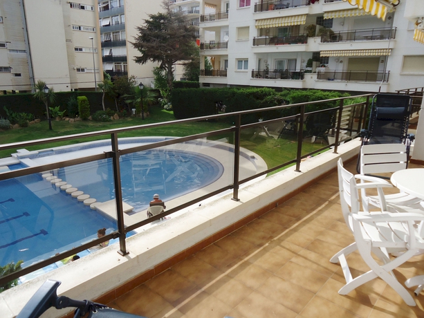 Imagen de los exteriores del Hotel Apartamentos Alba Park Fenals. Foto 7