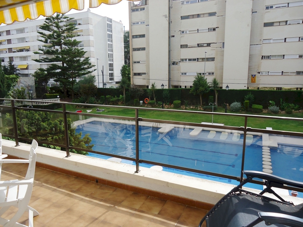 Imagen de la piscina del Hotel Apartamentos Alba Park Fenals. Foto 15