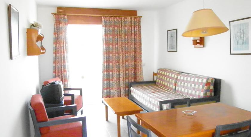 Imagen de la habitación del Hotel Apartamentos Baulomar. Foto 3