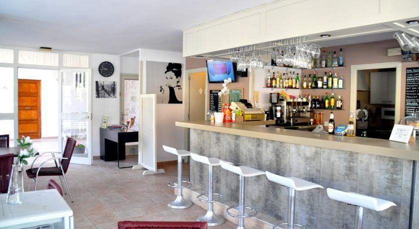 Imagen del bar/restaurante del Hotel Apartamentos Baulomar. Foto 2