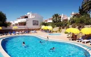 Imagen de la piscina del Hotel Apartamentos Bem Parece. Foto 5