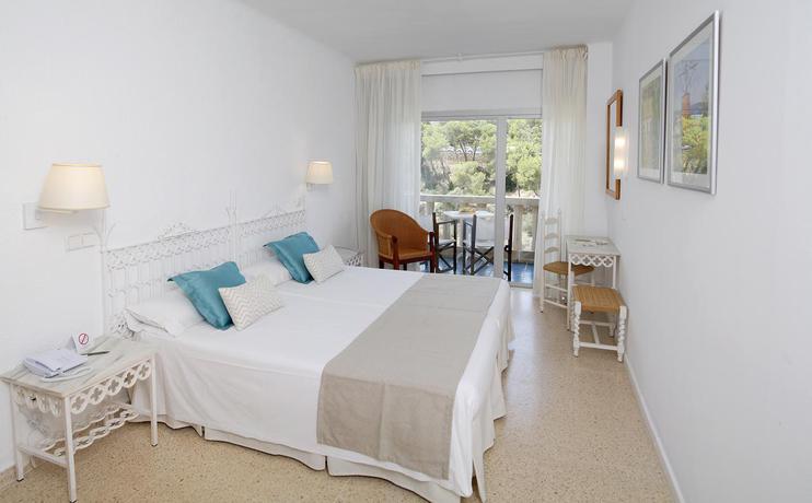 Imagen de la habitación del Hotel Apartamentos Cala Santanyi. Foto 2