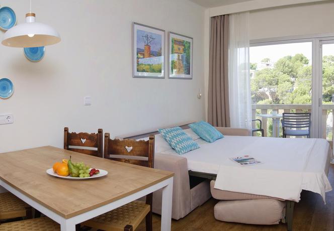 Imagen de la habitación del Hotel Apartamentos Cala Santanyi. Foto 3