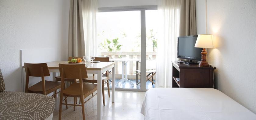Imagen de la habitación del Hotel Apartamentos Cala Santanyi. Foto 4