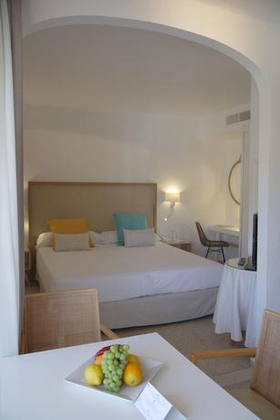 Imagen de la habitación del Hotel Apartamentos Cala Santanyi. Foto 5