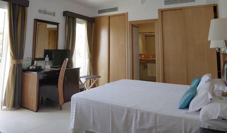 Imagen de la habitación del Hotel Apartamentos Cala Santanyi. Foto 6