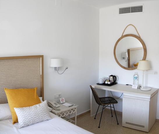 Imagen de la habitación del Hotel Apartamentos Cala Santanyi. Foto 7