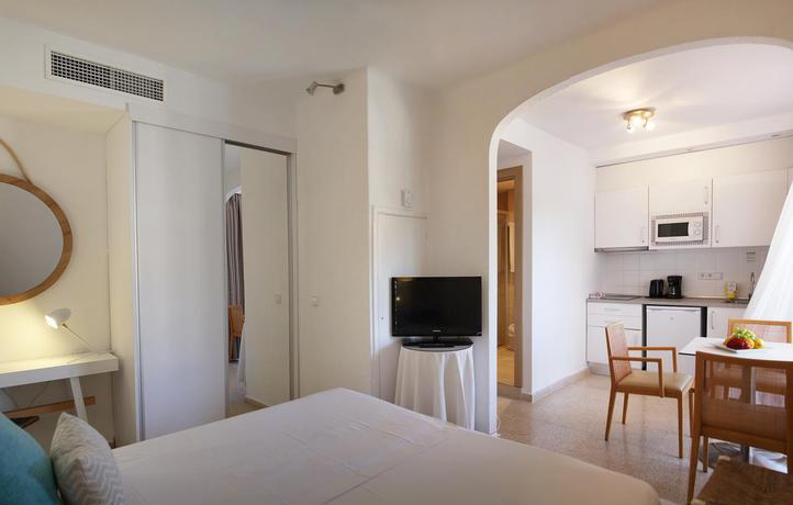 Imagen de la habitación del Hotel Apartamentos Cala Santanyi. Foto 8