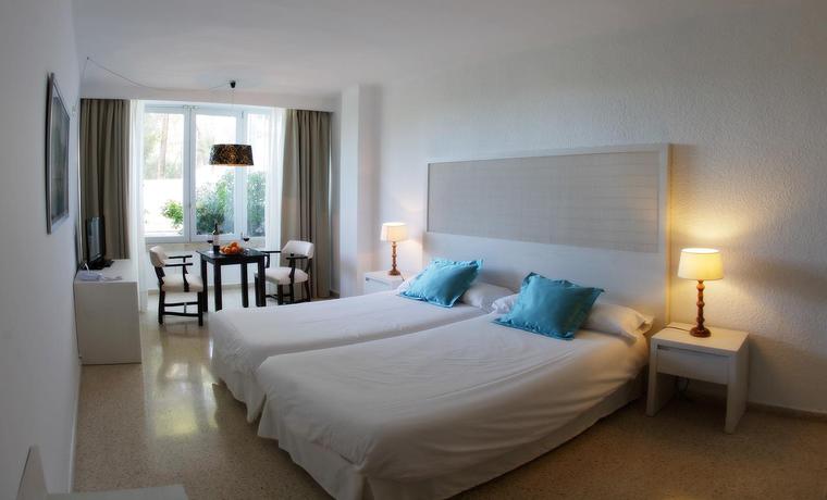 Imagen de la habitación del Hotel Apartamentos Cala Santanyi. Foto 11