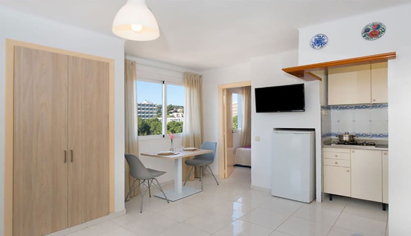 Imagen de la habitación del Hotel Apartamentos Calablanca. Foto 6