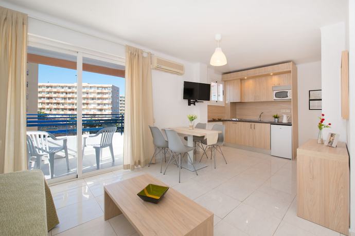 Imagen de la habitación del Hotel Apartamentos Calablanca. Foto 17