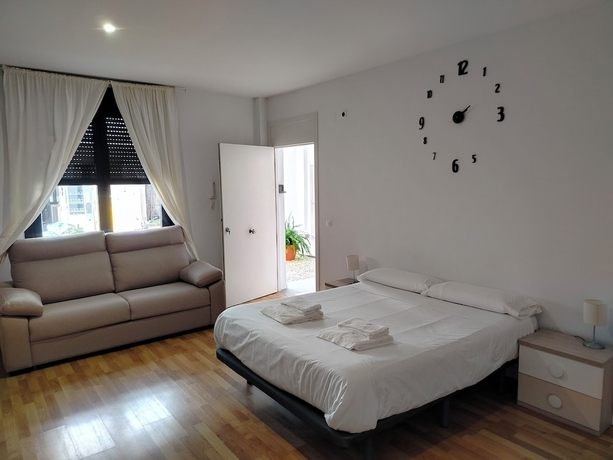 Imagen de la habitación del Hotel Apartamentos Centro Cordoba by MiRa. Foto 16