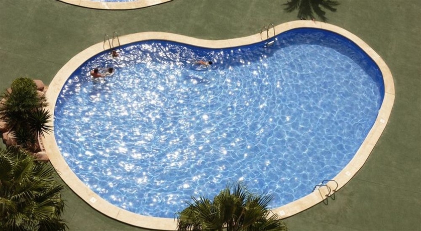 Imagen de la piscina del Hotel Apartamentos Coral Beach. Foto 3