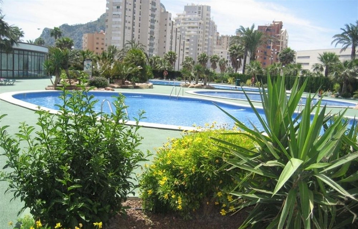 Imagen de la piscina del Hotel Apartamentos Coral Beach. Foto 4