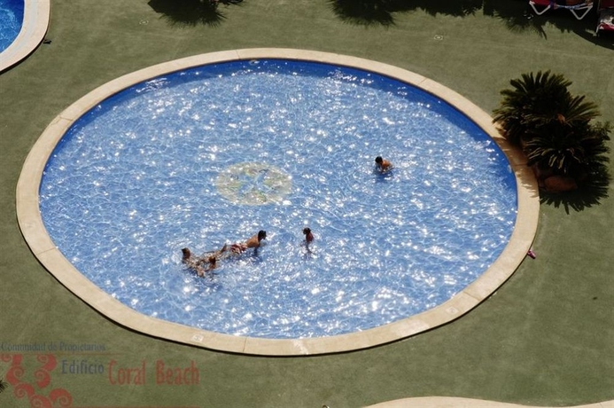 Imagen de la piscina del Hotel Apartamentos Coral Beach. Foto 5