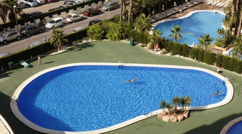 Imagen de la piscina del Hotel Apartamentos Coral Beach. Foto 6