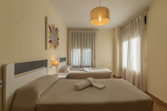 Imagen de la habitación del Hotel Apartamentos Costaluz Costa Esuri. Foto 12