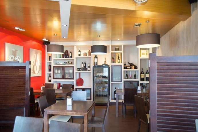 Imagen del bar/restaurante del Hotel Apartamentos Dabarca. Foto 4