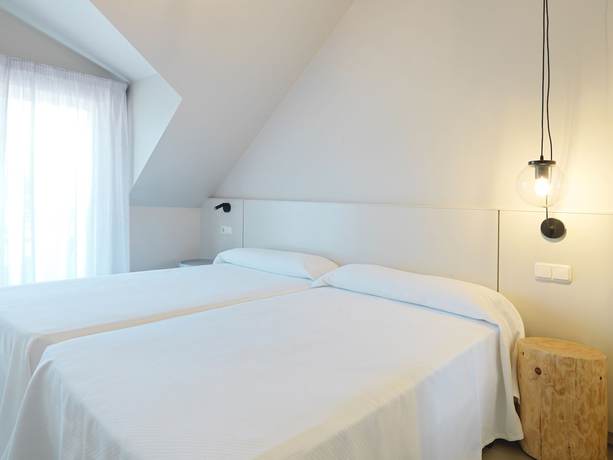 Imagen de la habitación del Hotel Apartamentos Dena. Foto 10