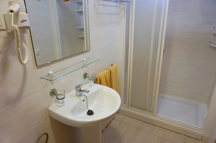 Imagen de la habitación del Hotel Apartamentos Ecuador. Foto 17