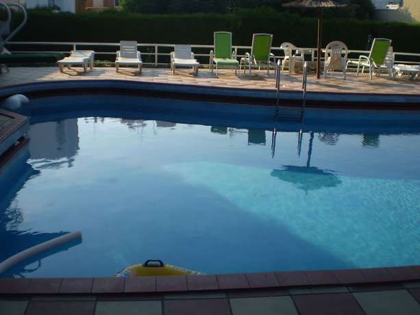 Imagen de la piscina del Hotel Apartamentos El Oasis. Foto 20