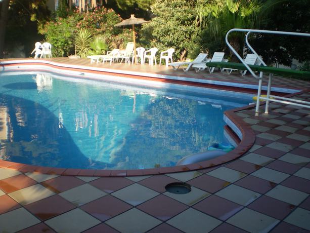 Imagen general del Hotel Apartamentos El Oasis. Foto 3