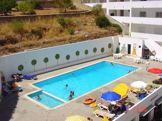 Imagen de la piscina del Hotel Apartamentos Farol. Foto 3