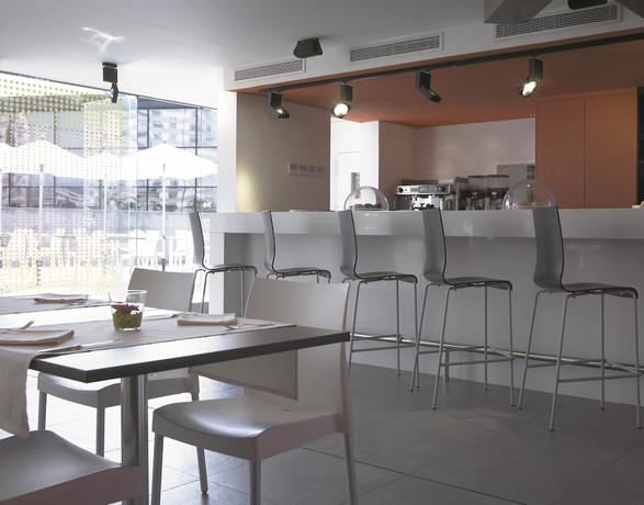 Imagen del bar/restaurante del Hotel Apartamentos Hesperia Barcelona Fira. Foto 5