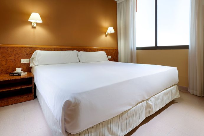 Imagen de la habitación del Hotel Apartamentos Hesperia Barcelona Sant Joan. Foto 5