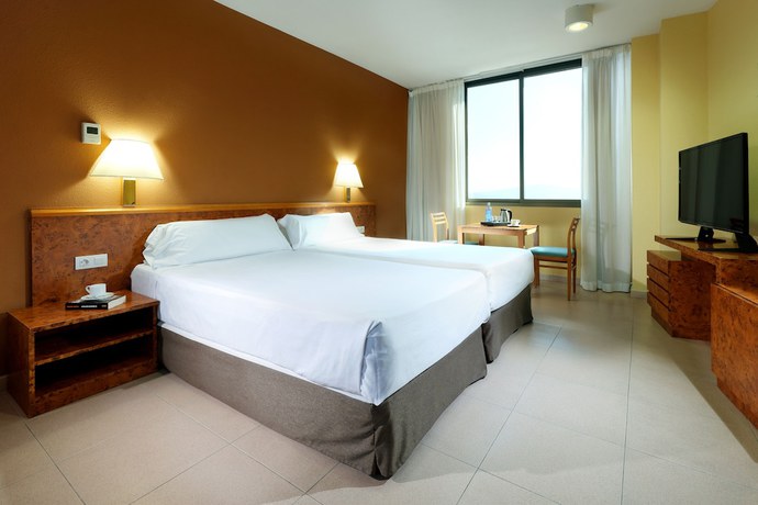 Imagen de la habitación del Hotel Apartamentos Hesperia Barcelona Sant Joan. Foto 8