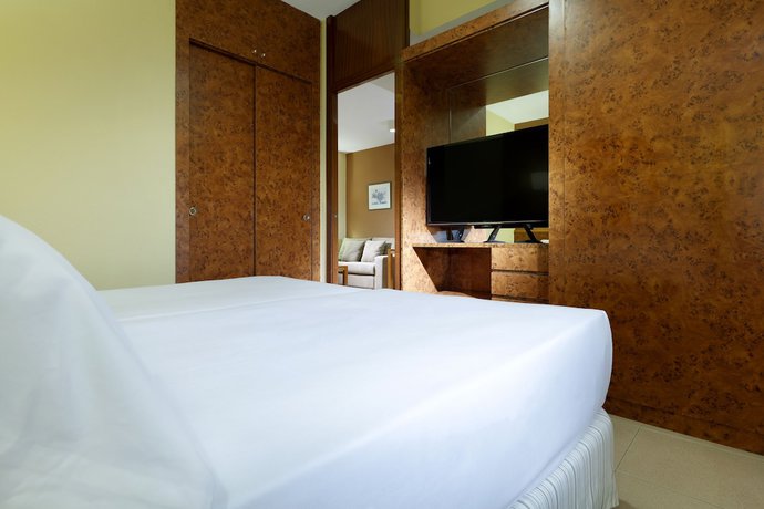 Imagen de la habitación del Hotel Apartamentos Hesperia Barcelona Sant Joan. Foto 10