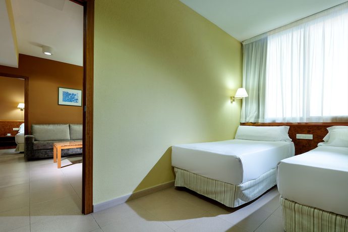 Imagen de la habitación del Hotel Apartamentos Hesperia Barcelona Sant Joan. Foto 11