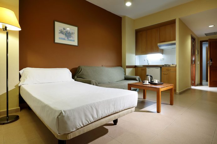 Imagen de la habitación del Hotel Apartamentos Hesperia Barcelona Sant Joan. Foto 12