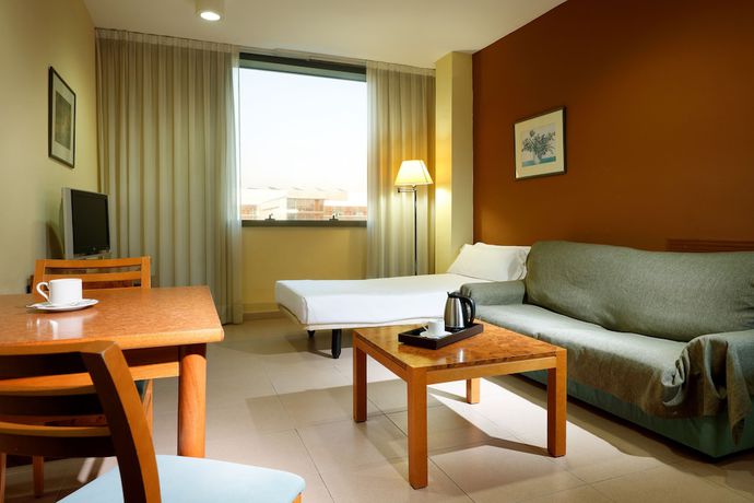 Imagen de la habitación del Hotel Apartamentos Hesperia Barcelona Sant Joan. Foto 13