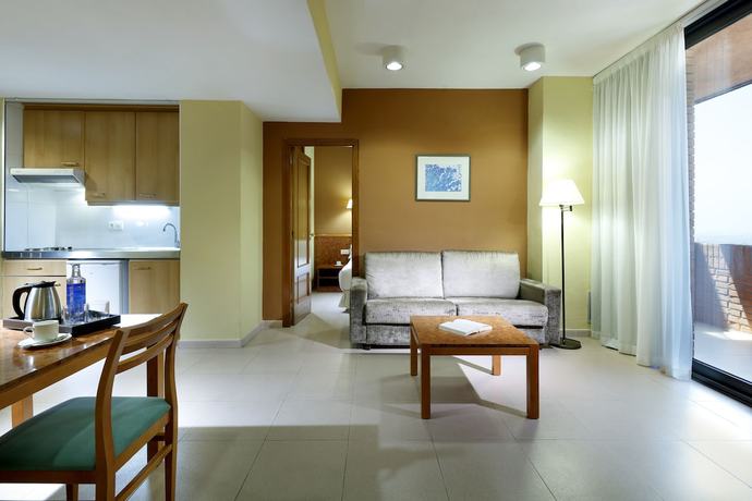 Imagen de la habitación del Hotel Apartamentos Hesperia Barcelona Sant Joan. Foto 15