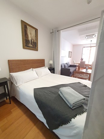 Imagen de la habitación del Hotel Apartamentos Huertas. Foto 3